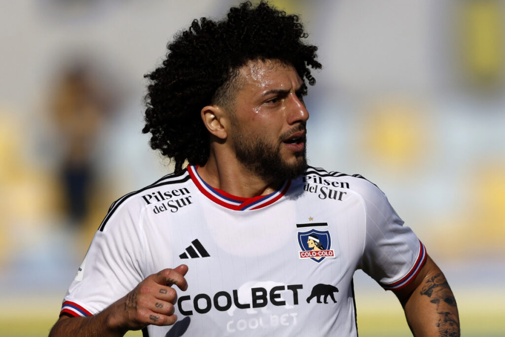 Maximiliano Falcón con la camiseta de Colo-Colo.