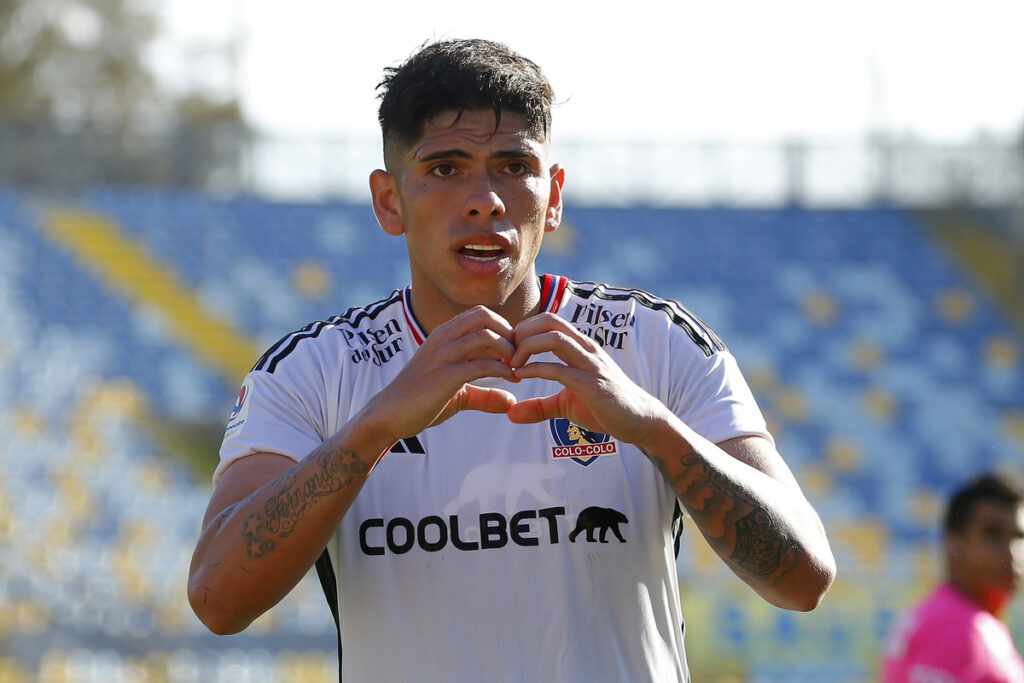 Carlos Palacios celebrando un gol por Colo-Colo.