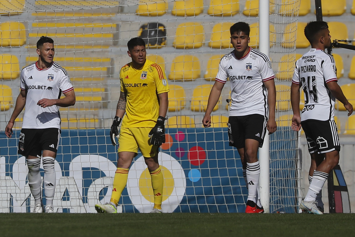 Jugadores de Colo-Colo durante un partido por el Campeonato Nacional.