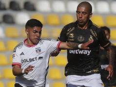 Jugadores de Colo-Colo y Coquimbo Unido disputando un balón.