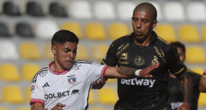 Jugadores de Colo-Colo y Coquimbo Unido disputando un balón.