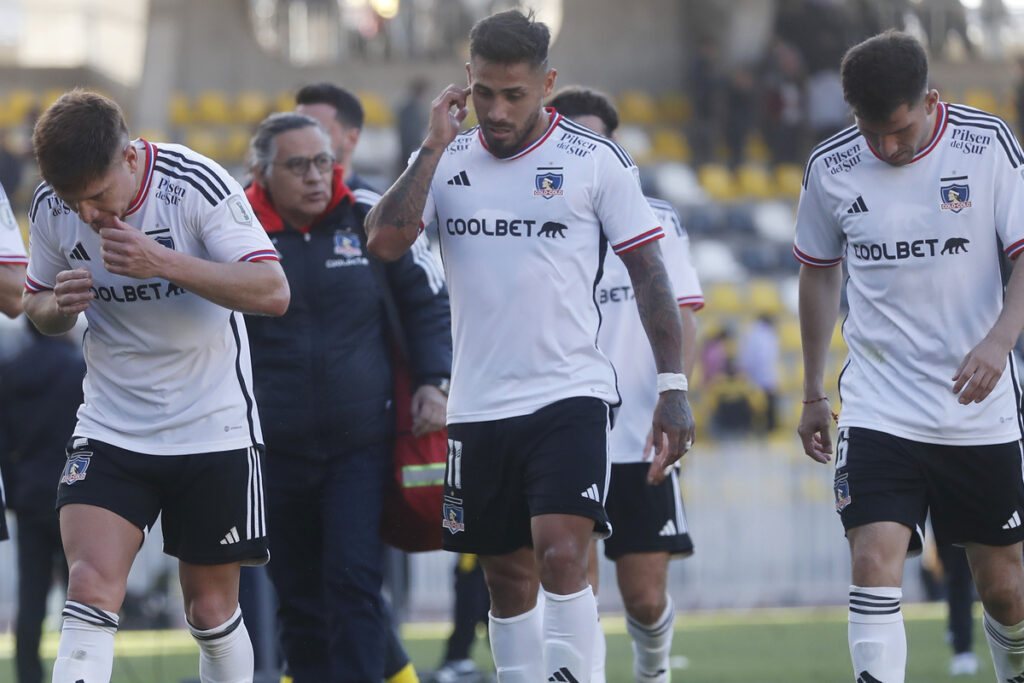 Jugadores de Colo-Colo saliendo de la cancha con la cabeza baja.