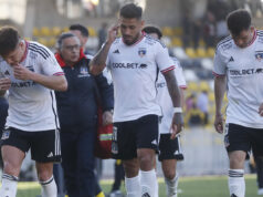 Jugadores de Colo-Colo saliendo de la cancha con la cabeza baja.