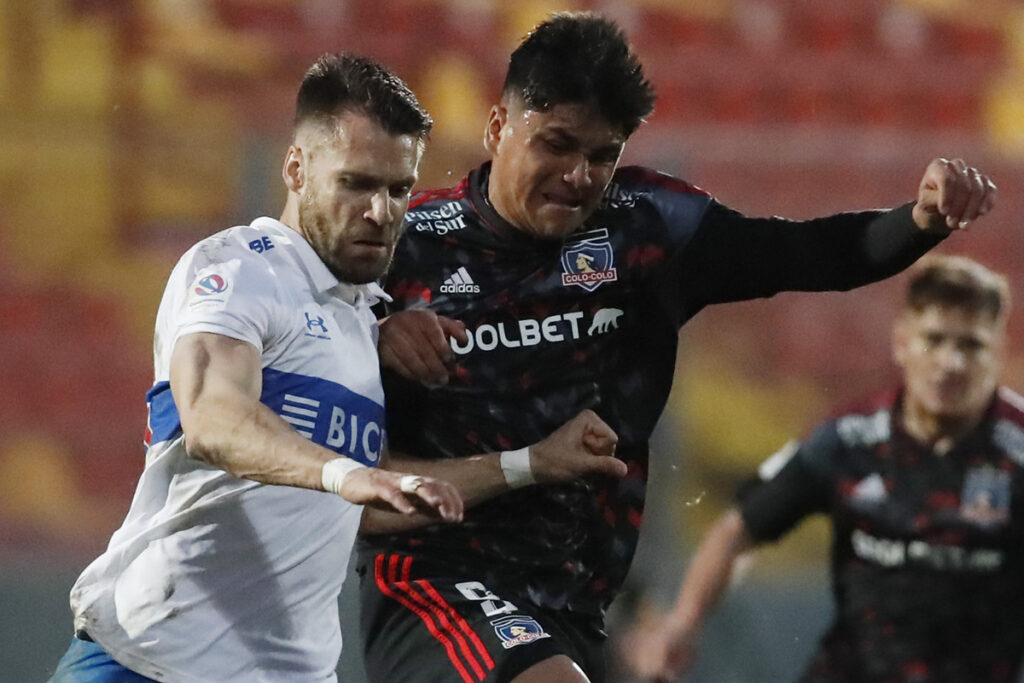 Gary Kagelmacher y Damián Pizarro disputando un balón.