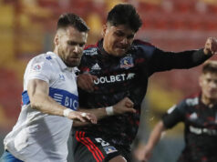 Gary Kagelmacher y Damián Pizarro disputando un balón.