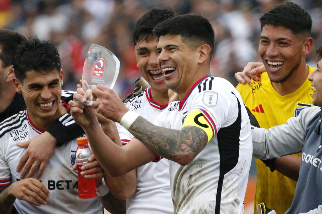 Jugadores de Colo-Colo sonriendo.