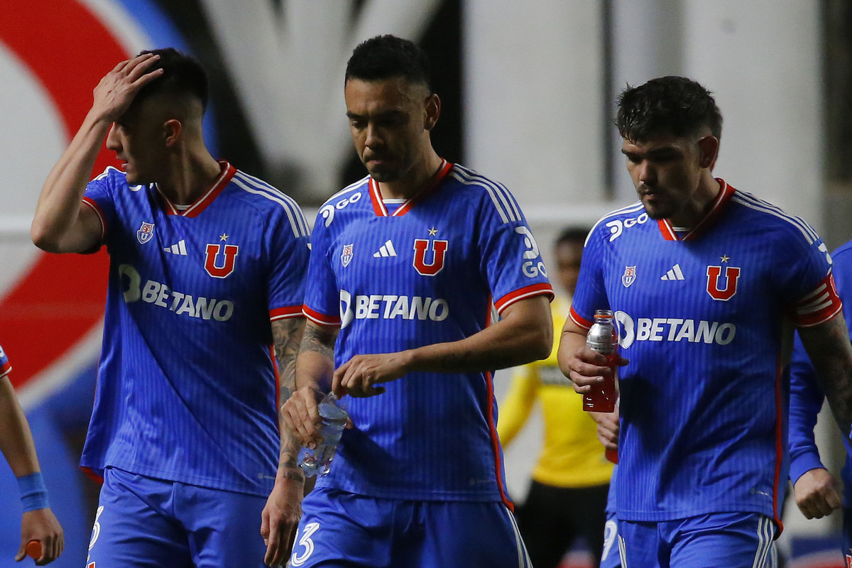 Jugadores de Universidad de Chile con cara de lamento.