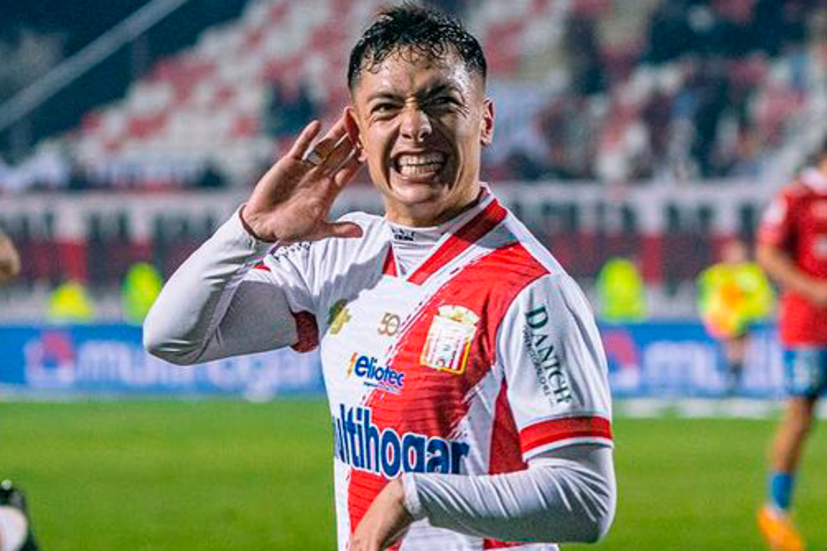 Cristián Zavala sonriendo con la camiseta de Curicó Unido.