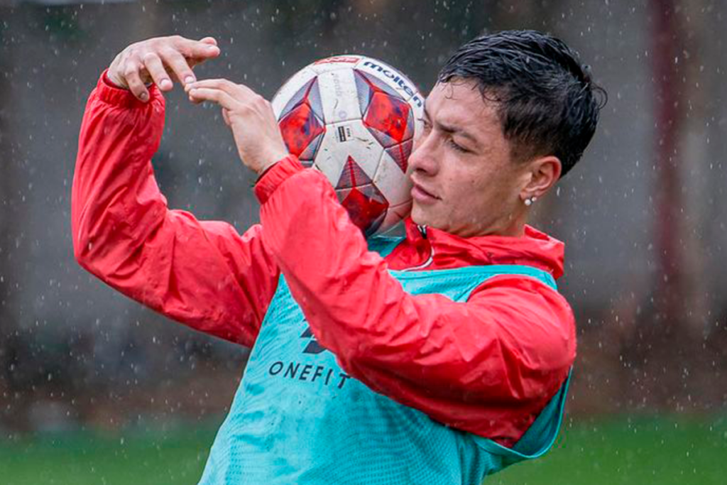 Cristián Zavala amortiguando un balón con el pecho en pleno entrenamiento con el plantel de Curicó Unido.