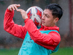 Cristián Zavala amortiguando un balón con el pecho en pleno entrenamiento con el plantel de Curicó Unido.