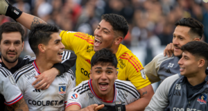 Jugadores de Colo-Colo celebran juntos y unidos tras vencer por 1-0 a la UC por la final regional de la Copa Chile 2023.