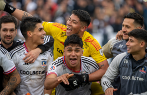 Jugadores de Colo-Colo celebran juntos y unidos tras vencer por 1-0 a la UC por la final regional de la Copa Chile 2023.