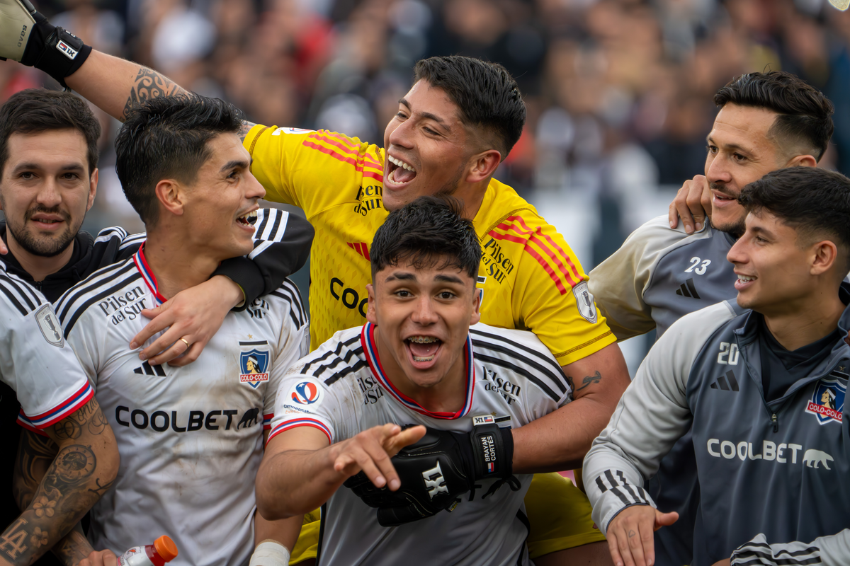 Jugadores de Colo-Colo celebran juntos y unidos tras vencer por 1-0 a la UC por la final regional de la Copa Chile 2023.