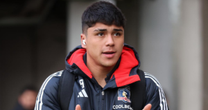 Damián Pizarro llegando al Estadio Monumental para encarar un nuevo partido con la camiseta de Colo-Colo.