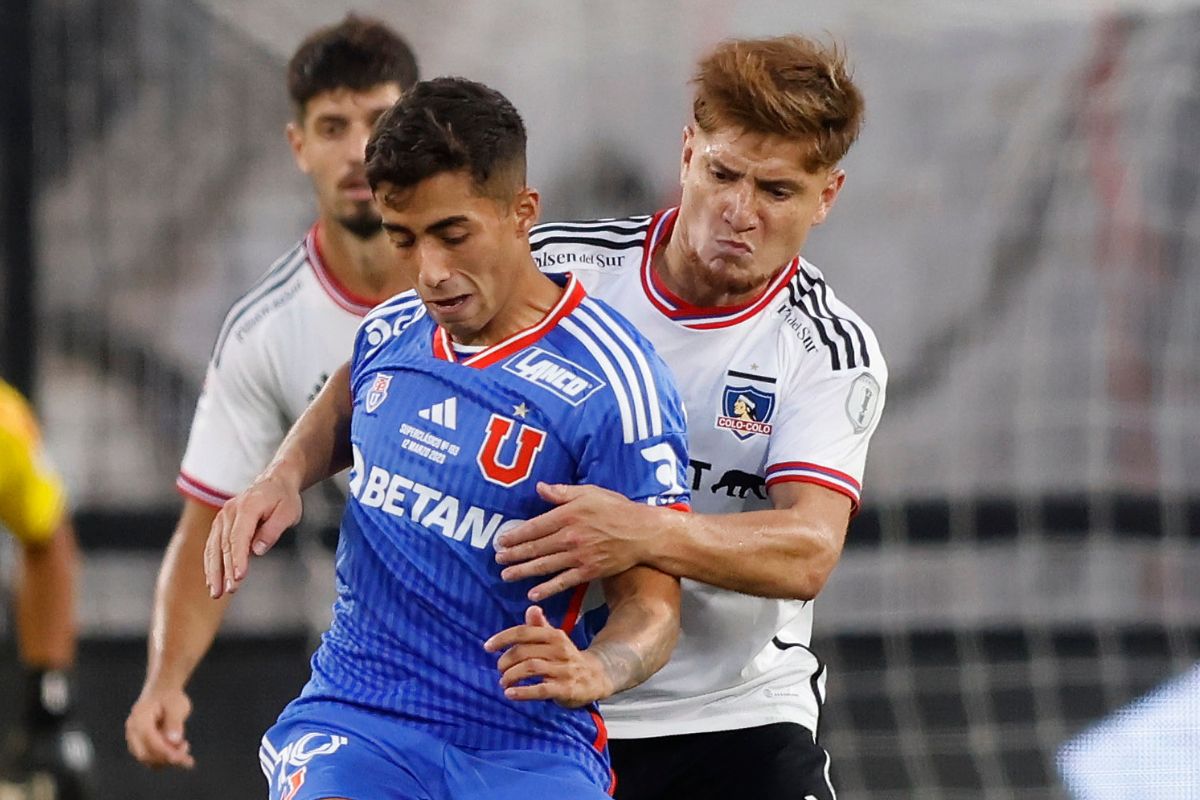 Los futbolistas de Universidad de Chile y Colo-Colo Lucas Assadi y Leonardo Gil