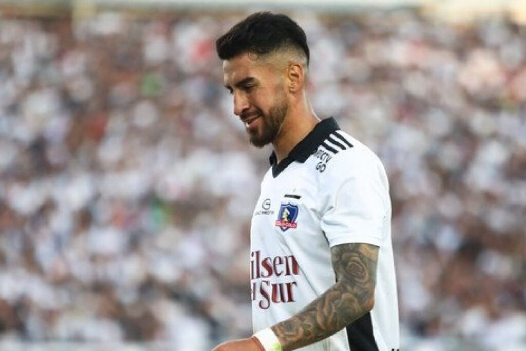 Juan Martín Lucero con la camiseta de Colo-Colo