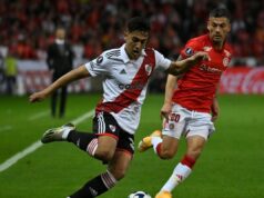 Pablo Solari y Charles Aránguiz jugando por River Plate