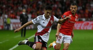 Pablo Solari y Charles Aránguiz jugando por River Plate