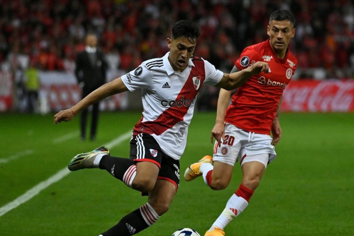 Pablo Solari y Charles Aránguiz jugando por River Plate