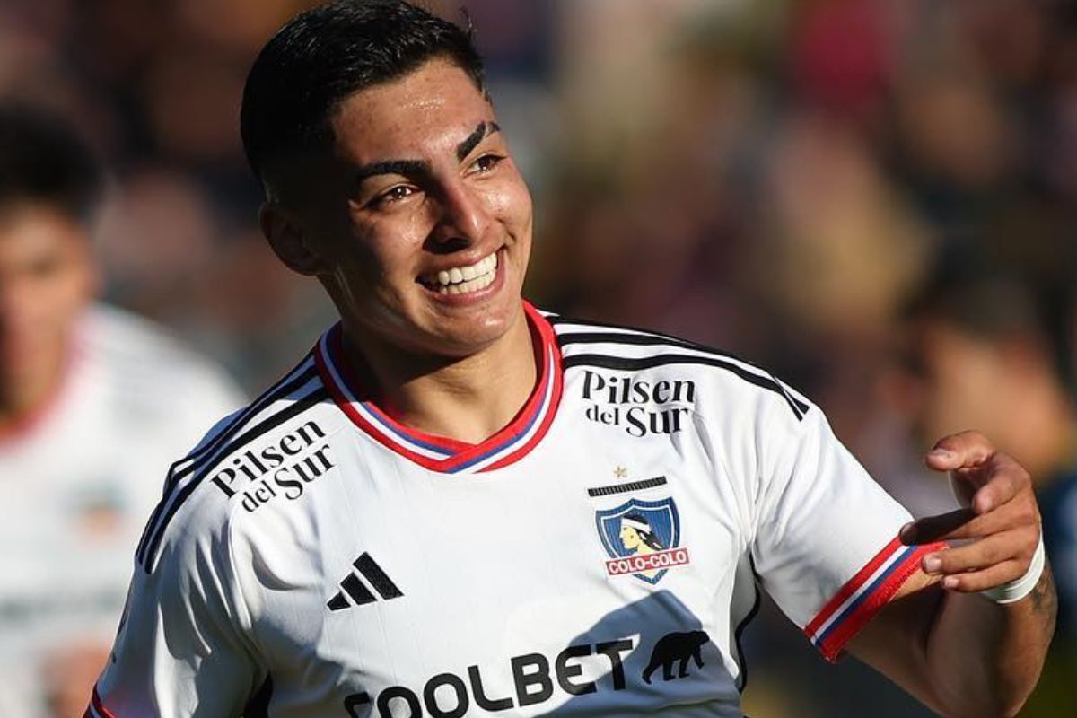 Jordhy Thompson sonriendo con la camiseta blanca de Colo-Colo