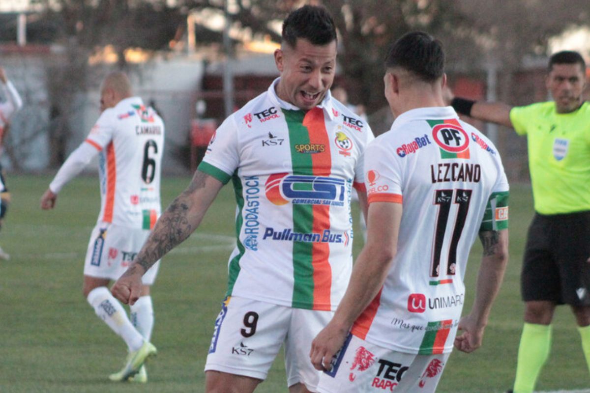 Los jugadores de Cobresal Leonardo Valencia y Gastón Lezcano