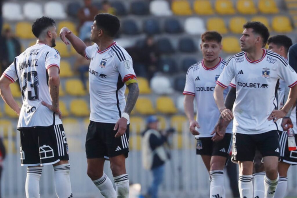 Cuatro jugadores de Colo-Colo con la camiseta blanca