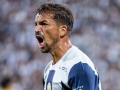 Gabriel Costa gritando mientras usa camiseta de Alianza Lima