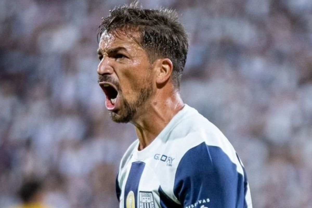 Gabriel Costa gritando mientras usa camiseta de Alianza Lima