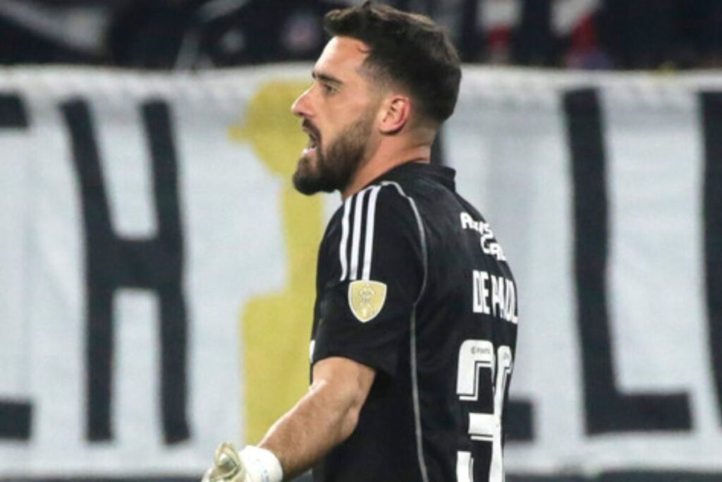 Fernando de Paul con la camiseta negra de Colo-Colo