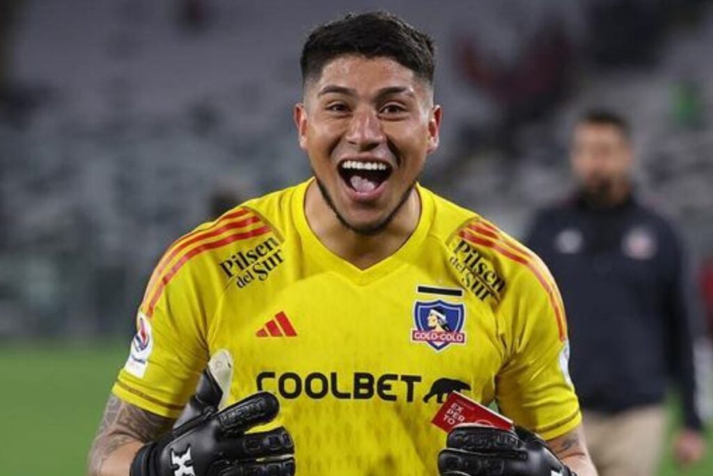 Brayan Cortés sonriendo mientras usa la camiseta amarilla de Colo-Colo