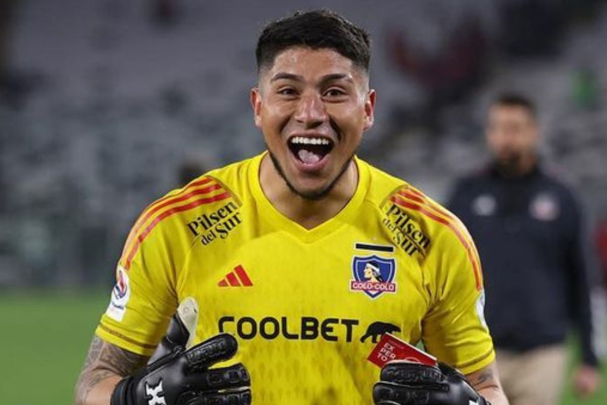 Brayan Cortés sonriendo mientras usa la camiseta amarilla de Colo-Colo