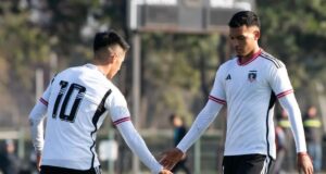 Daniel Gutiérrez y Diego Plaza con la camiseta blanca de Colo-Colo Proyección