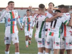 Jugadores de Cobresal abrazados luego de anotar un gol