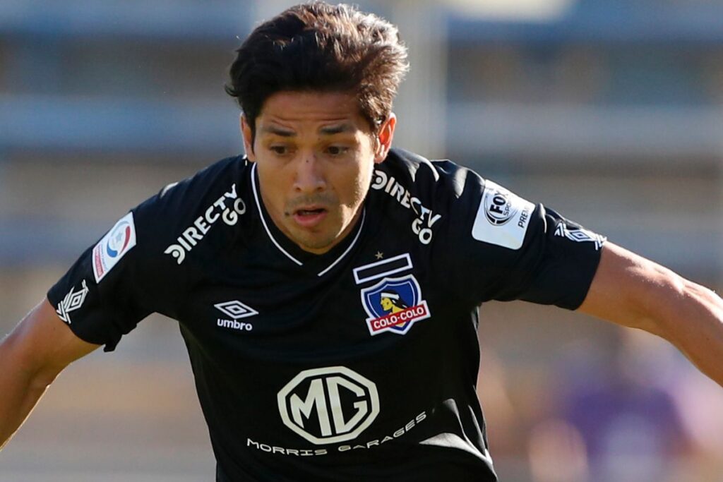 Matías Fernández jugando con la camiseta negra de Colo-Colo