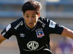 Matías Fernández jugando con la camiseta negra de Colo-Colo