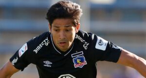 Matías Fernández jugando con la camiseta negra de Colo-Colo