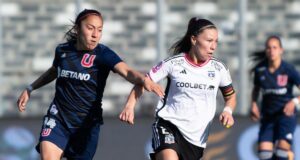 Yanara Aedo con la camiseta blanca de Colo-Colo y Anita Gutiérrez con la polera de la U