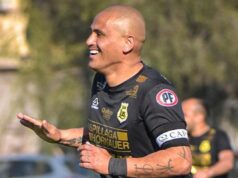Humberto Suazo feliz con la camiseta negra de San Luis