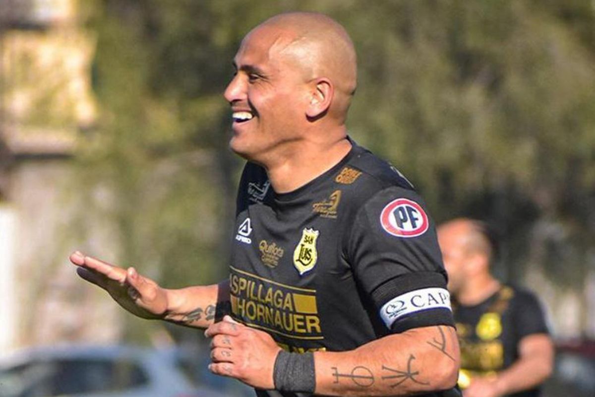 Humberto Suazo feliz con la camiseta negra de San Luis