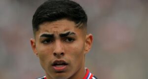 Primer plano al rostro de Jordhy Thompson