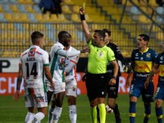 El árbitro del partido con los jugadores de Cobresal y Everton