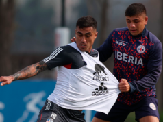 Darío Lezcano es tirado de su camiseta por un rival de Iberia de Los Ángeles tras un nuevo amistoso de Colo-Colo en las canchas del SIFUP