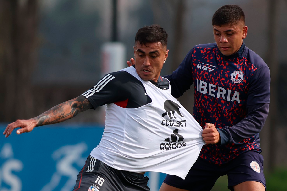 Darío Lezcano es tirado de su camiseta por un rival de Iberia de Los Ángeles tras un nuevo amistoso de Colo-Colo en las canchas del SIFUP