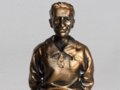 Estatua en honor de David Arellano, fundador y primer capitán de Colo-Colo.