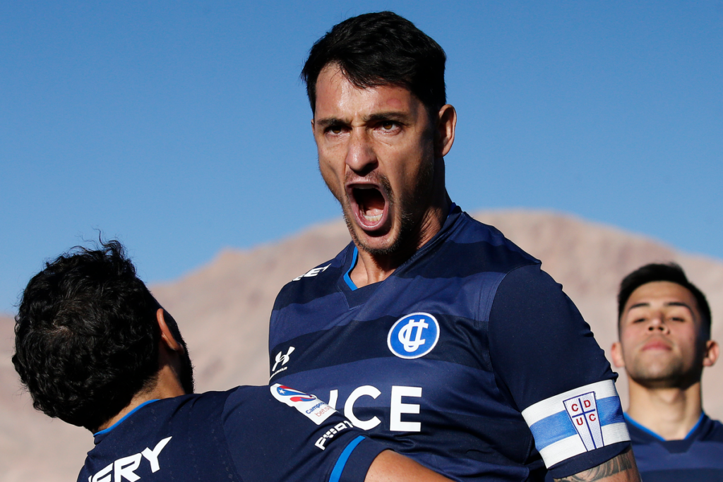 Fernando Zampedri celebrando eufórico un gol con la camiseta de Universidad Católica ante Cobresal en la segunda rueda del Campeonato Nacional 2023.