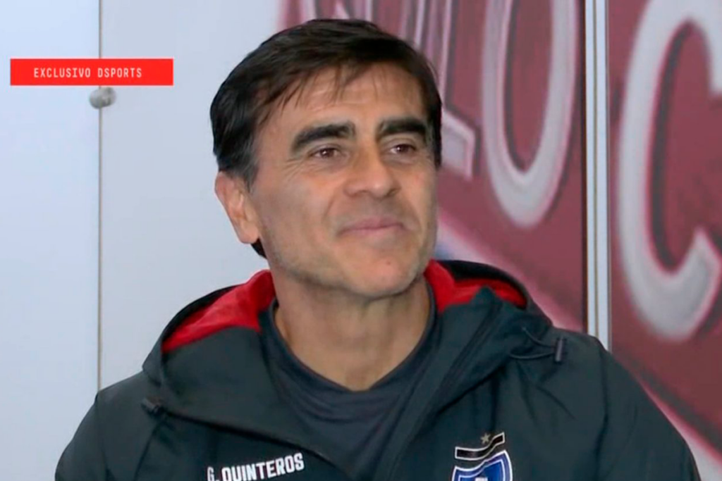 Gustavo Quinteros sonriendo en plena entrevista como director técnico de Colo-Colo.
