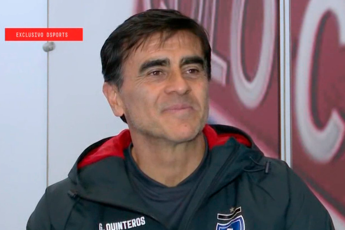 Gustavo Quinteros sonriendo en plena entrevista como director técnico de Colo-Colo.