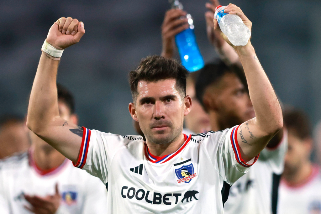 César Fuentes con las manos en alto se despide del público de Colo-Colo en el Estadio Monumental.