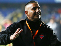 Jaime García sonriendo en medio de un partido de Ñublense en el Estadio Ester Roa de Concepción.