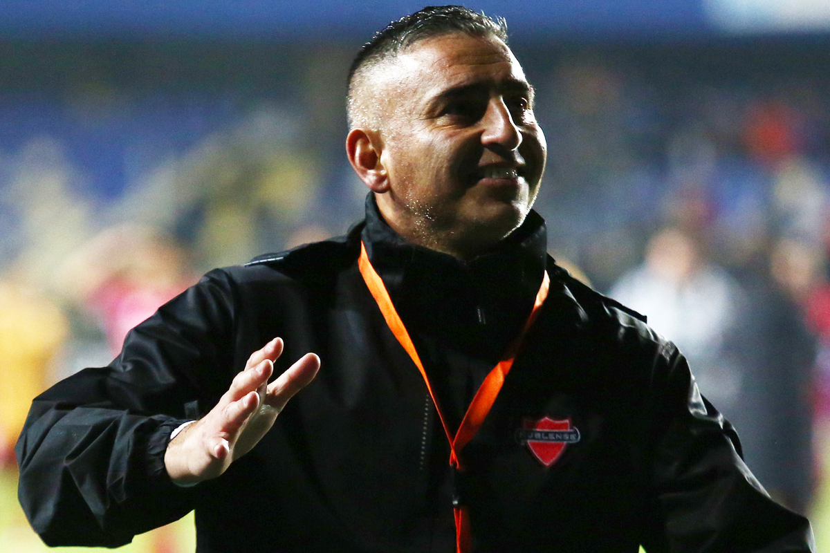 Jaime García sonriendo en medio de un partido de Ñublense en el Estadio Ester Roa de Concepción.